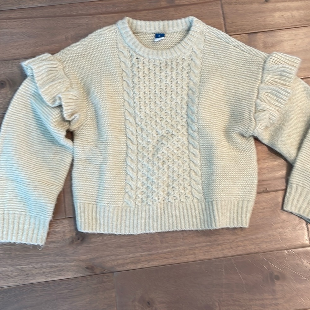 Old navy girls cream/off white sweater.  Excellent condition.